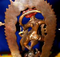 Blessing buddha Singhamuka Deity wajah lapis emas, Nepal, tinggi 8-9 cm 